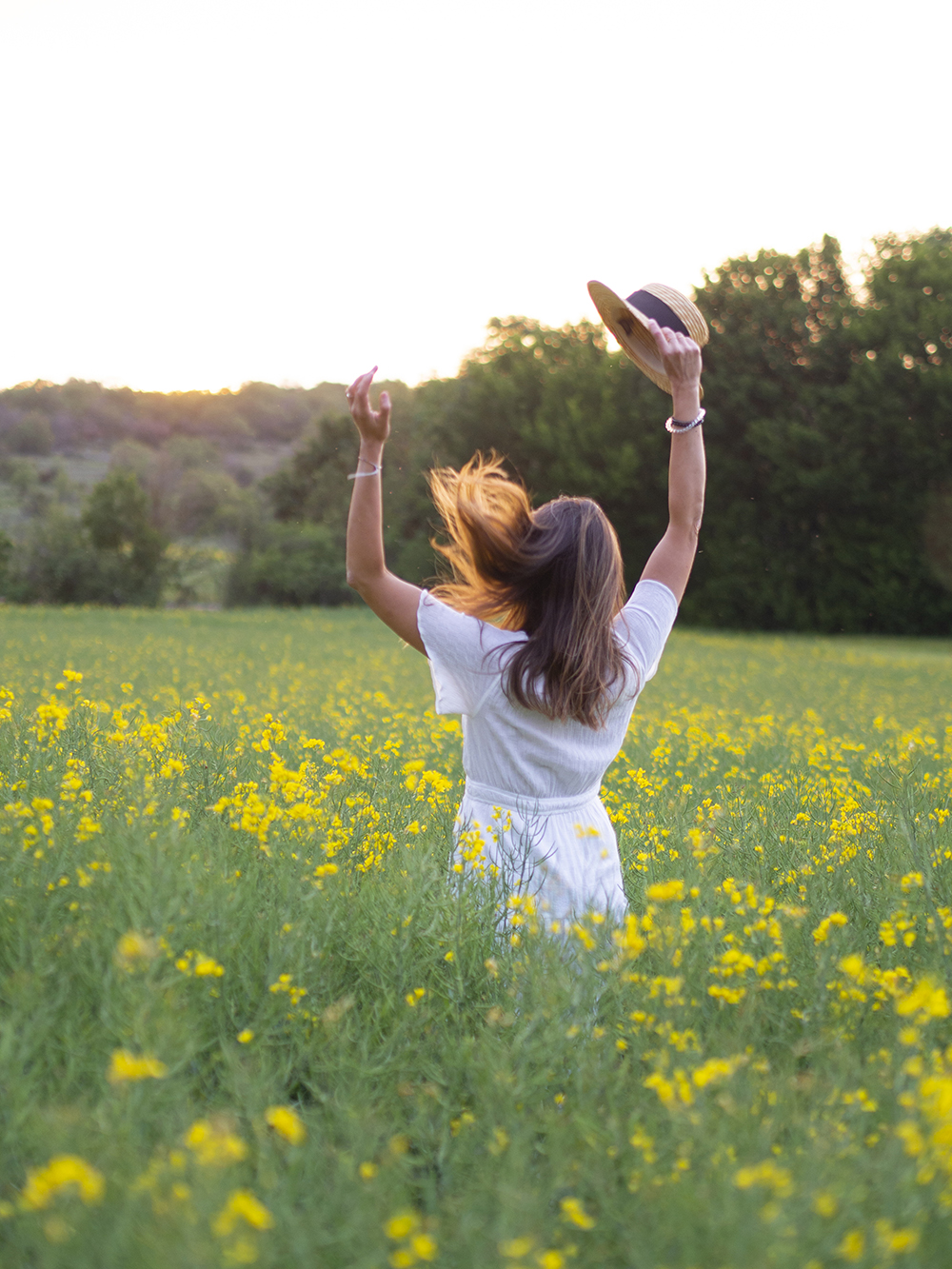 Una mesa campestre entre campos de colza para celebrar el amor_29